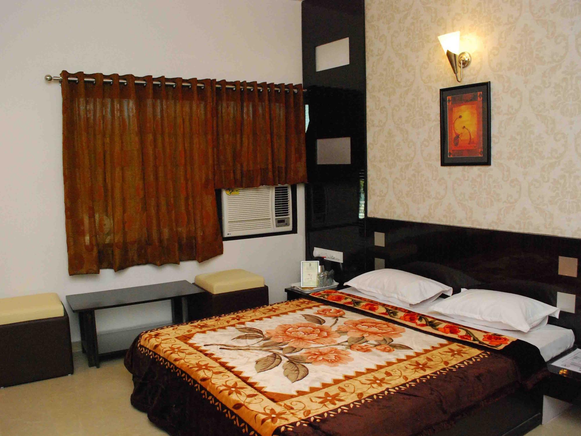 Oyo Flagship 19003 Hotel Rudra Mahal Ahmadabad Zewnętrze zdjęcie